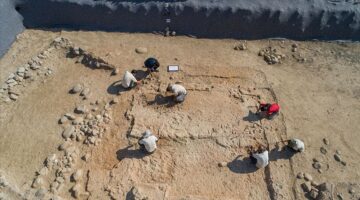 İzmir’deki Yeşilova Höyüğü Kazılarında Balık Avında Kullanılan Ağırlıklar Bulundu