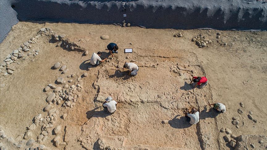 İzmir’deki Yeşilova Höyüğü Kazılarında Balık Avında Kullanılan Ağırlıklar Bulundu