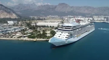 Yüzen oteller Antalya Limanı’na demir atmaya başladı