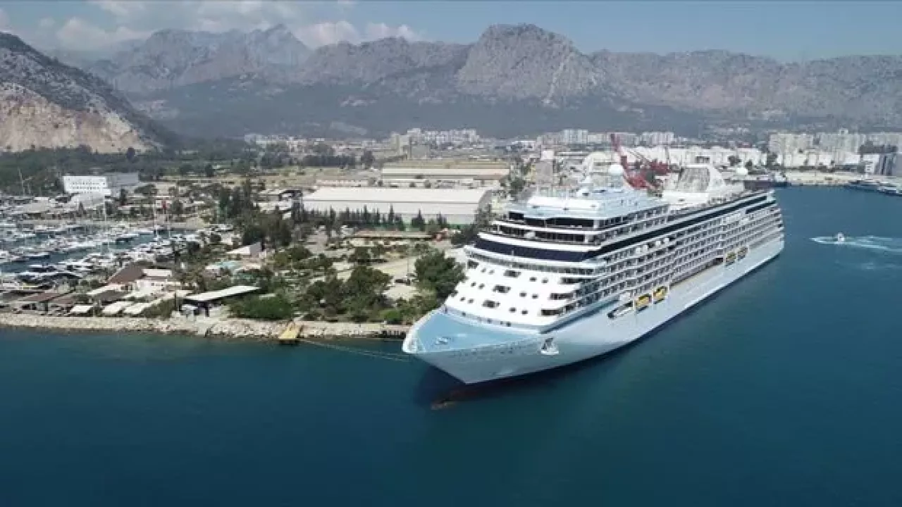 Yüzen oteller Antalya Limanı’na demir atmaya başladı