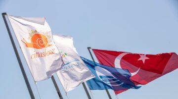 Akarca plajı mavi bayrağını geri aldı