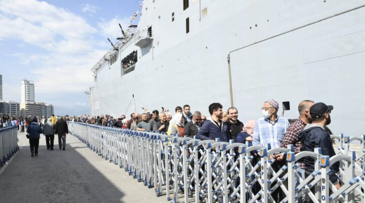 TCG Anadolu’yu İzmir’de 150 bine yakın kişi ziyaret etti
