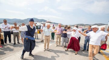 İzmir-Midilli seferleri sezonu dostluk mesajlarıyla kapattı