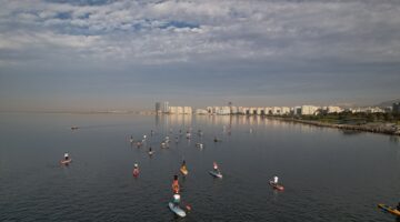 İzmirli sporcular Körfez’in keyfini sürüyor