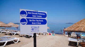 AYVALIK’TA GÖNDERE MAVİ BAYRAK ÇEKİLDİ…