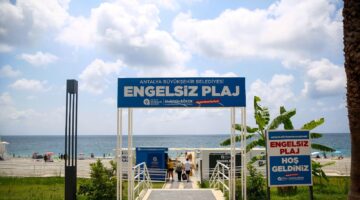 Engelli Bireyler, Akdeniz’in Serin Sularının Keyfini Yaşıyor
