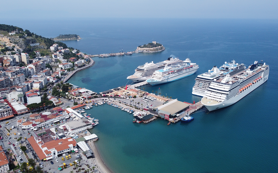 Kuşadası’na 4 Kruvaziyerle 6 Bin Turist