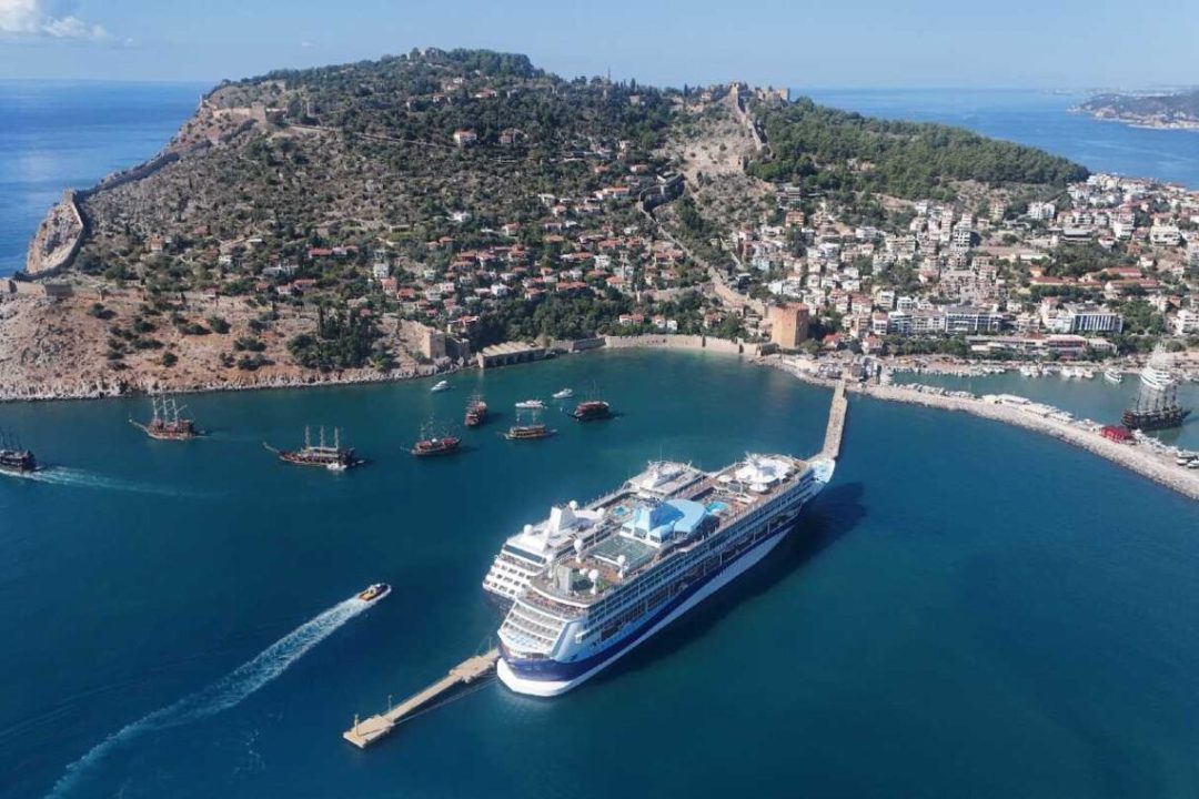 Alanya’ya Kruvaziyerlerle 2 Bin 400 Turist Geldi